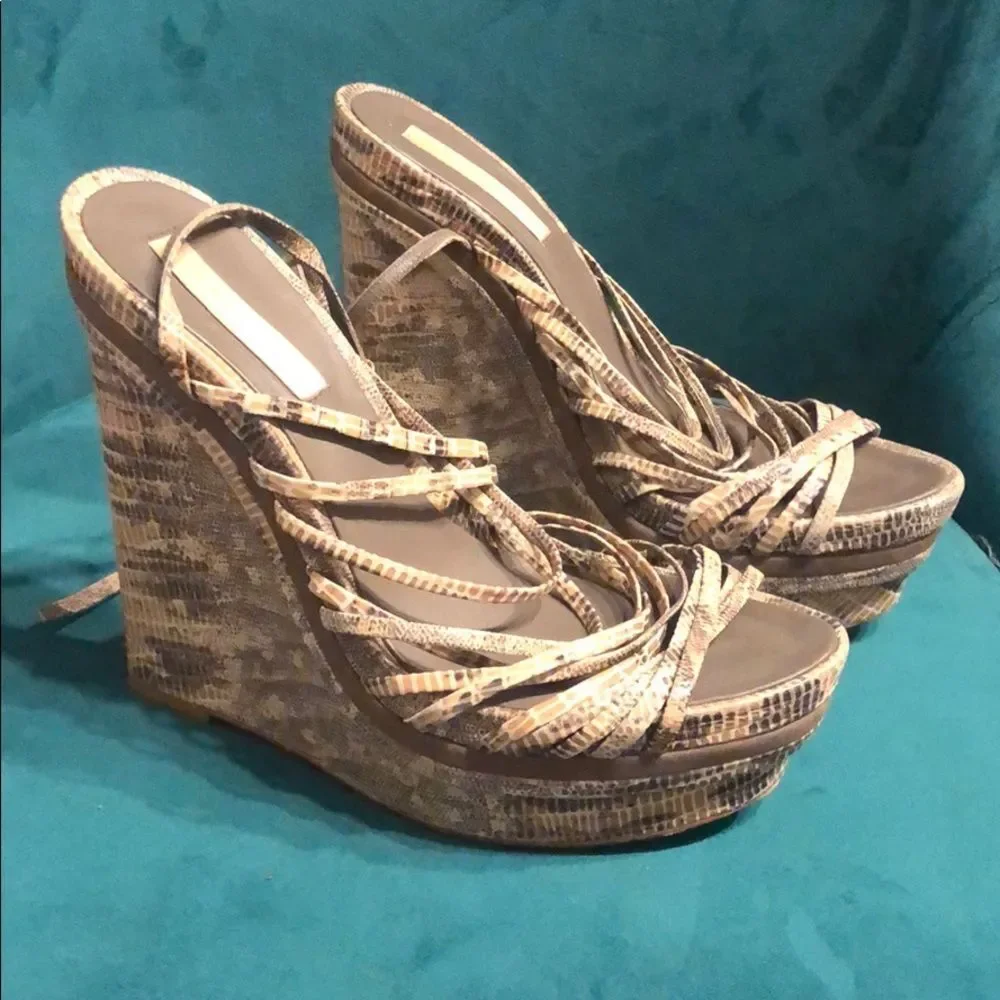 BCBG Snake Skin Heel Ties ya Ankle Size 8 Like New